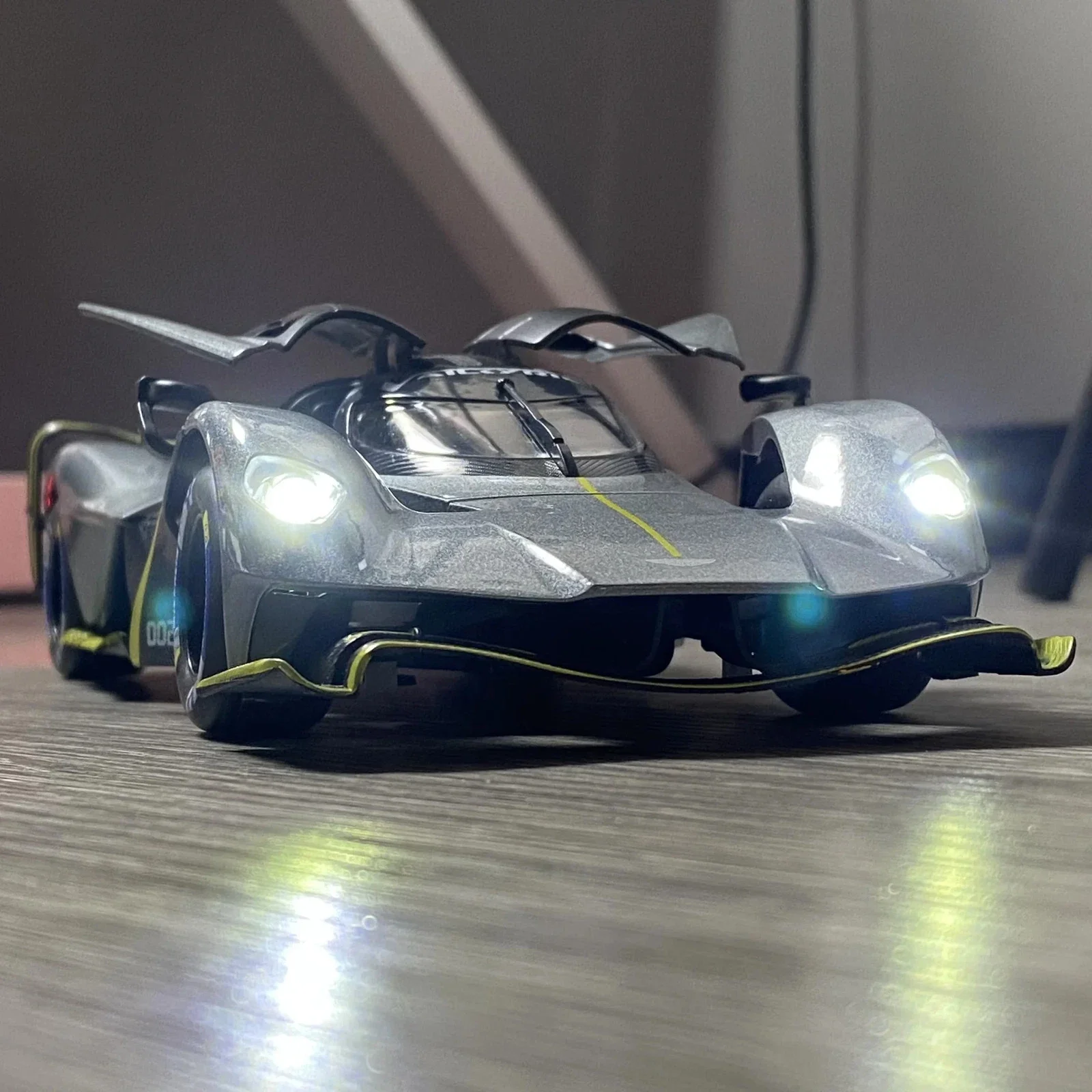 1:24 Diecast Aston Martin Valkyrie AMR Pro Model Car - Image 4