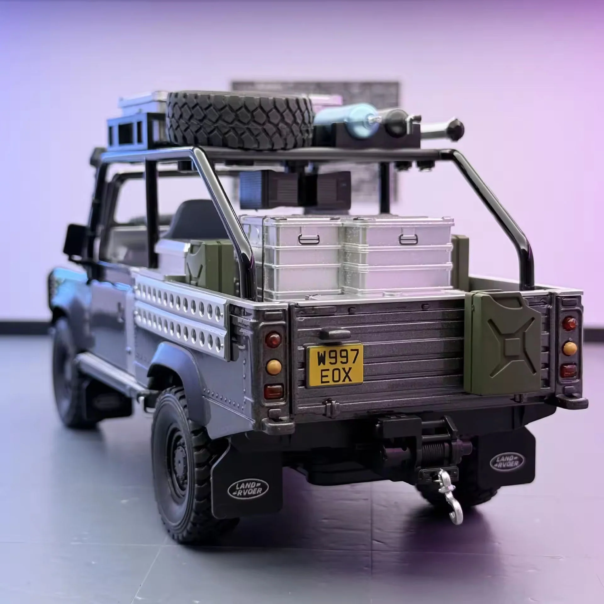 1:24 Diecast Land Rover Defender 110 Off-Road Model - Image 15