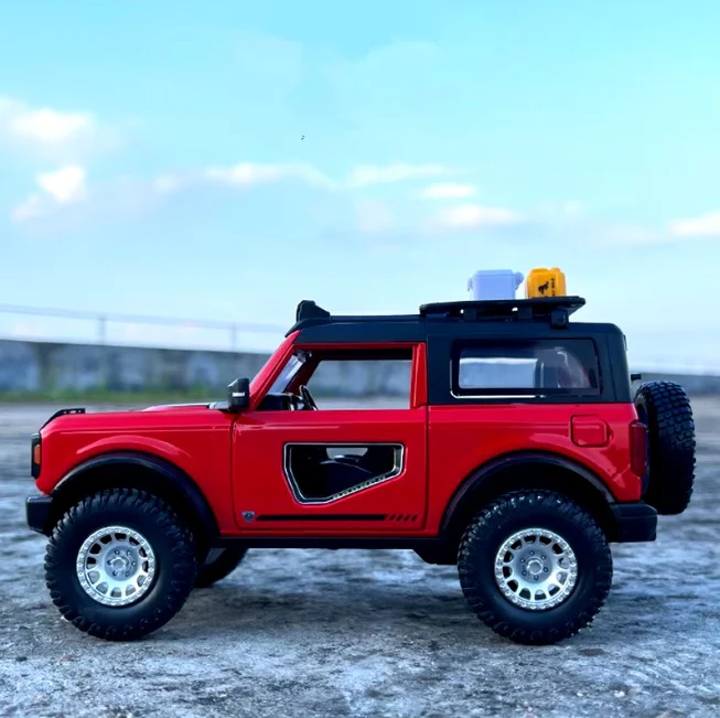 1:32 Diecast Ford Bronco Lima Model With Miniature - Image 3
