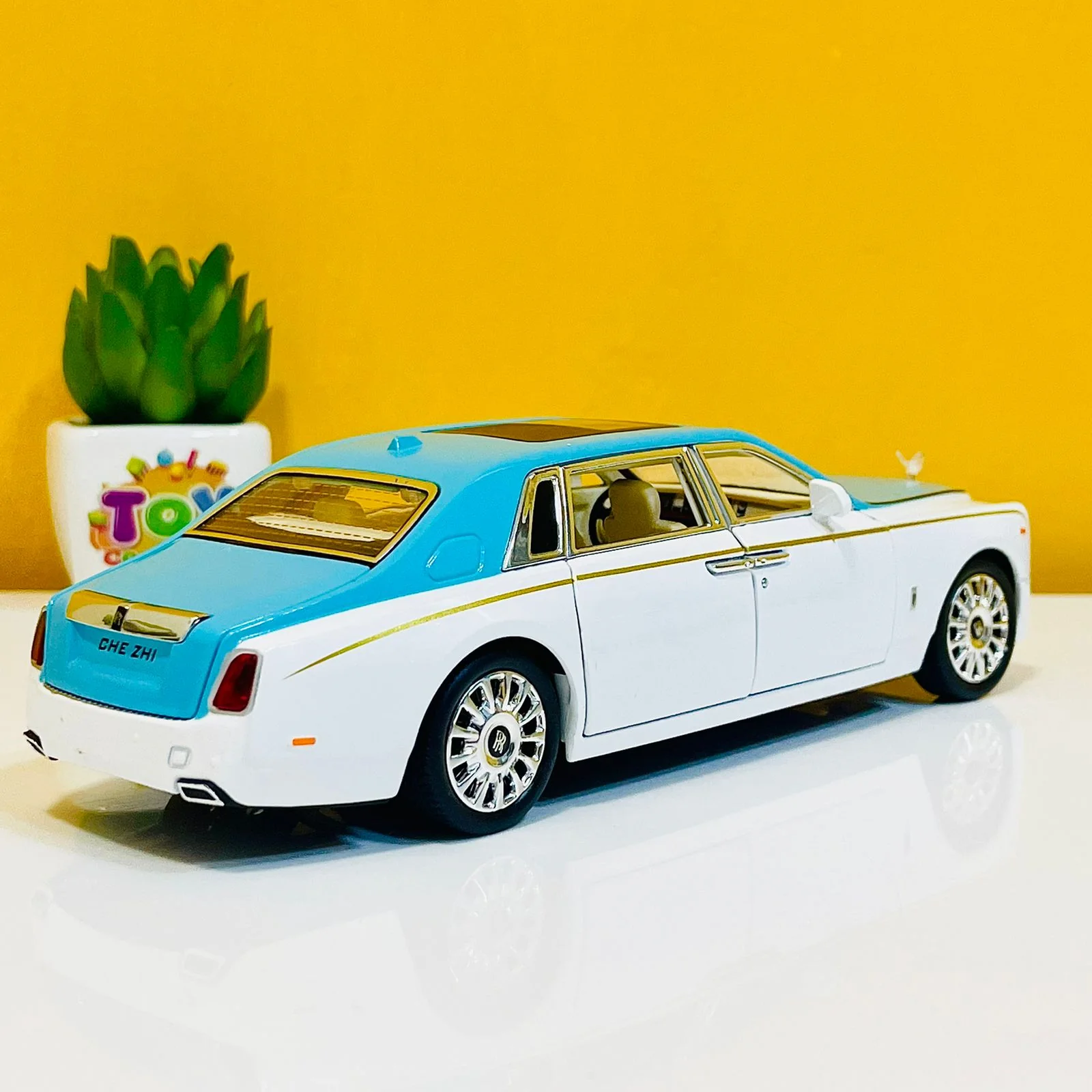 1:24 Scale Diecast Rolls Royce Phantom Mansory - Image 8