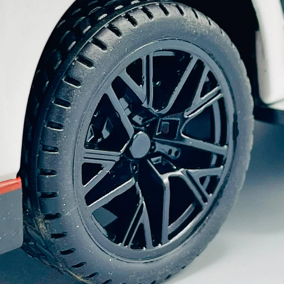 Diecast 1:24 Scale Nissan Patrol - Image 3